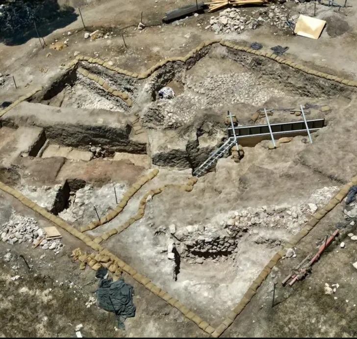 3,800-Year-Old Canaanite Arch & Stairway Discovered in Israel